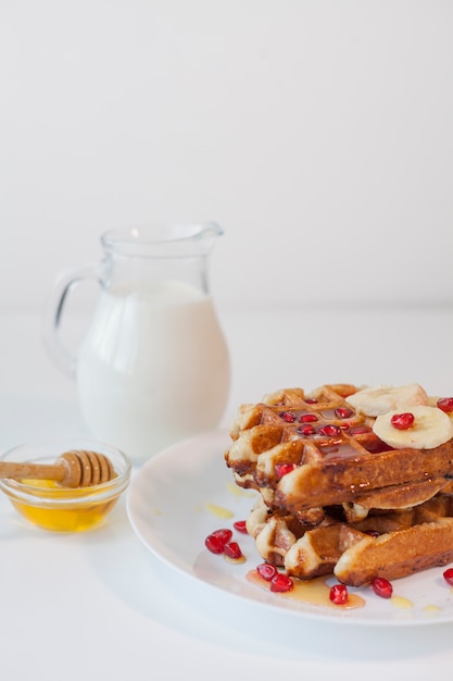 Waffel mit Milch und Honig