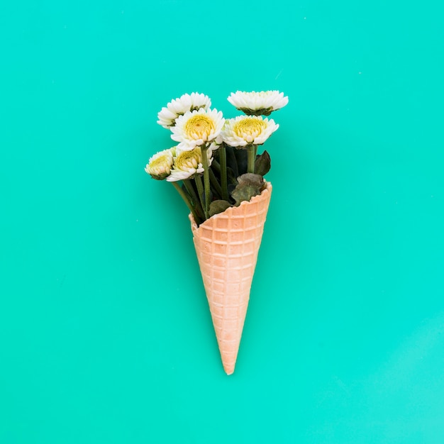 Waffelkegel mit Bündel frischen Blumen