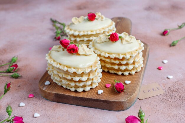 Waffelkekse mit hausgemachter leckerer Sahne.