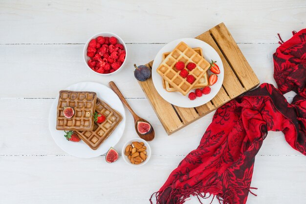 Waffellos mit Beeren und rotem Schal