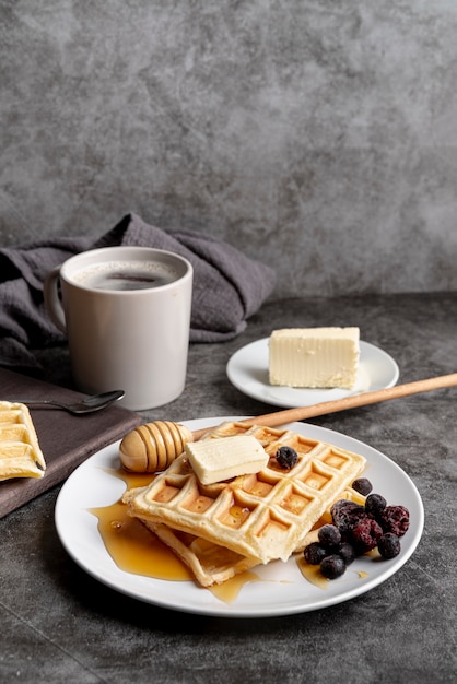 Waffeln auf Teller mit Honig und Butter