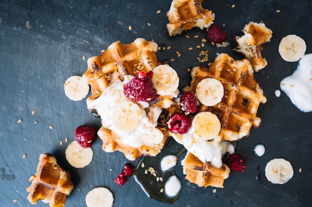 Waffeln mit Beeren und Sahne