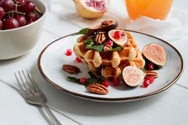 Waffeln mit Feigen und Nüssen