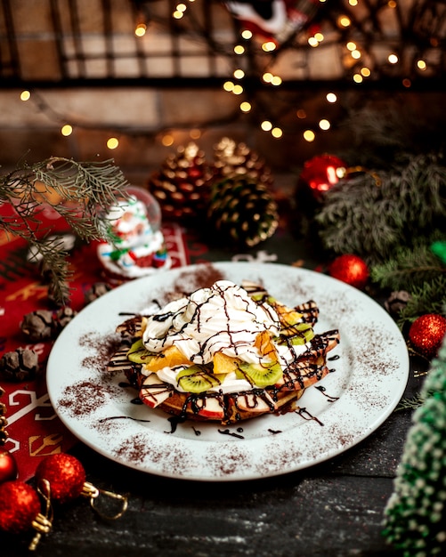 Waffeln mit geschnittenen Früchten und Sahne