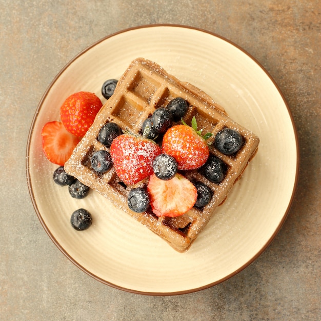 Waffeln mit himbeere und blaubeere