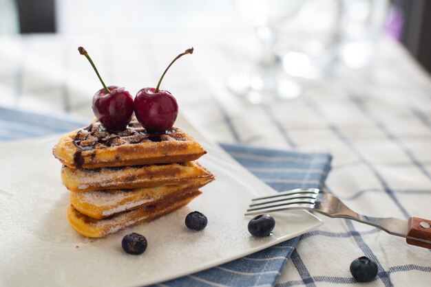 Waffeln mit Kirschen