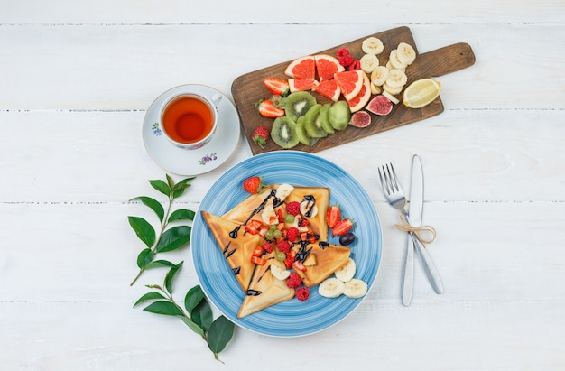 Waffeln und Früchte in blauem Teller mit Früchten