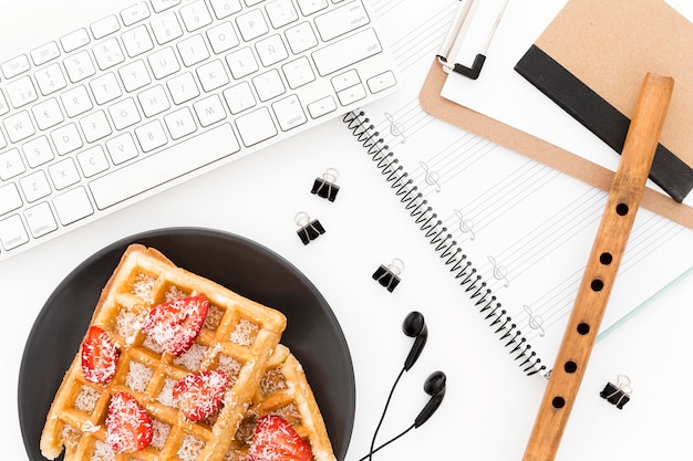 Kostenloses Foto waffeln zum frühstück auf dem schreibtisch