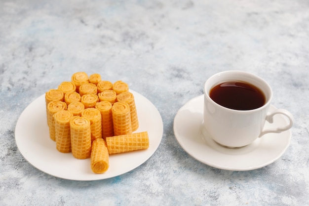 Waffelröllchen auf Beton