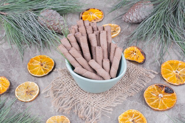 Kostenloses Foto waffelstangen in einer tasse mit orangenscheiben