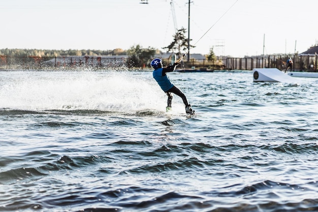 Wakeboard. Wakeboardspringen bei Sonnenuntergang