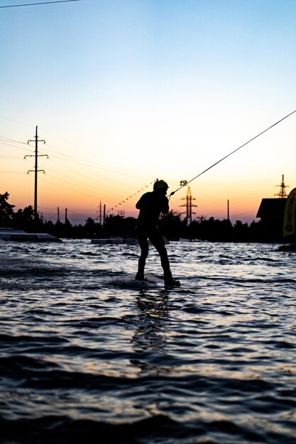 Wakeboard. Wakeboardspringen bei Sonnenuntergang