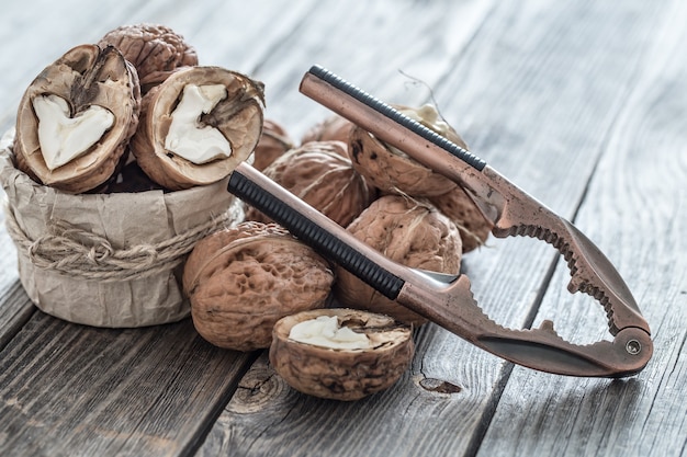 Walnüsse und nussknacker auf holztisch