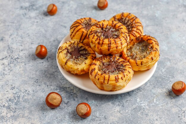 Walnuss- und Schokoladenplätzchen mit Walnüssen herum, Draufsicht