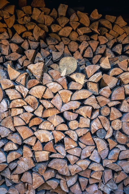 Wand aus gestapelten Holzstämmen als Hintergrund