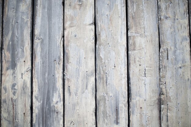 Wand aus senkrechten Holzbrettern