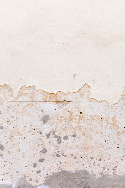 Wand mit Peeling und Flecken