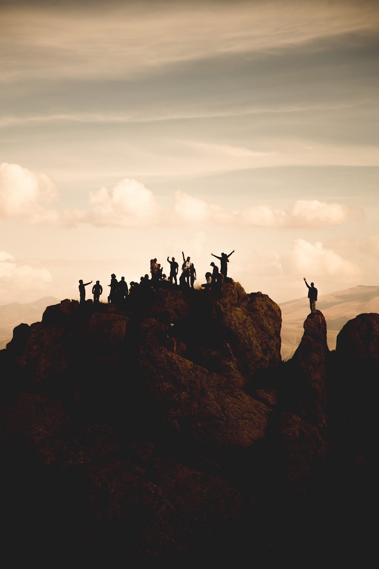 Kostenlose Foto wanderer an der spitze
