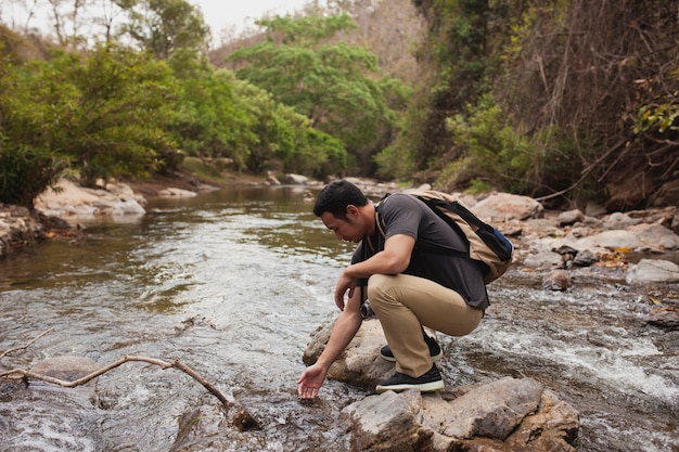 Wanderer berührt Wasser