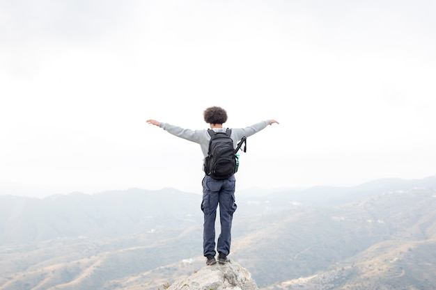 Wanderer, der auf Felsen steht