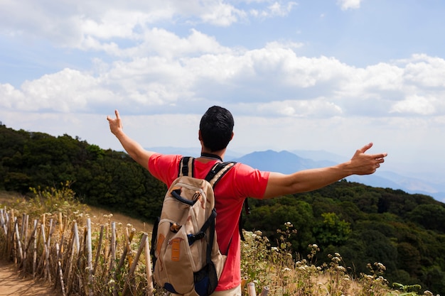 Wanderer, der die Landschaft genießt