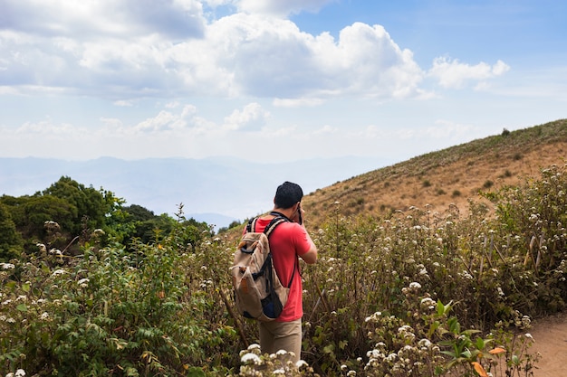 Wanderer fotografieren auf Feldern