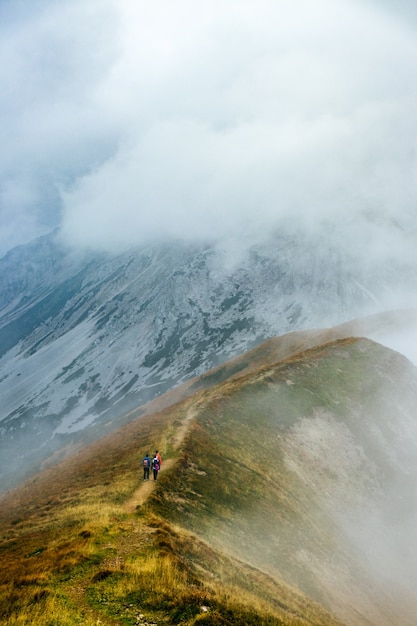 Wanderer gehen einen Bergpfad hinauf