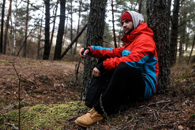 Wanderer haben kurze Erholung auf seinem Weg in den Wald