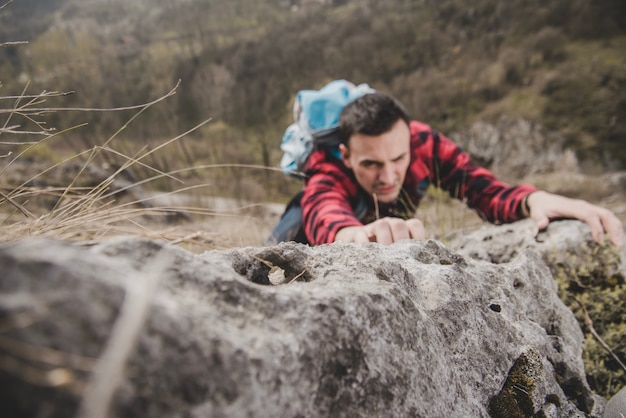 Wanderer im Freien klettern