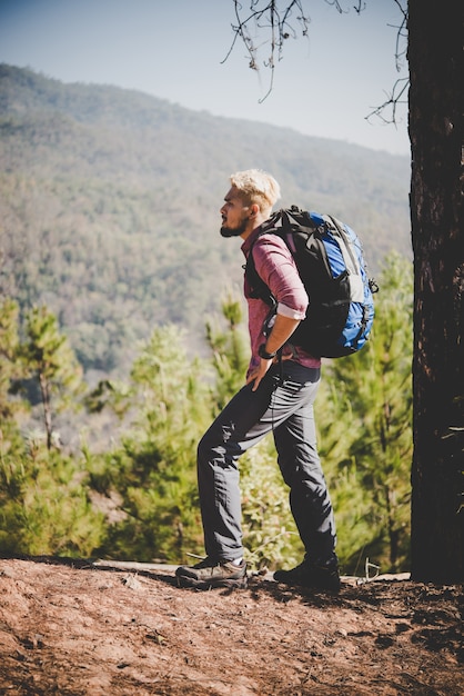 Wanderer mit großem wanderrucksack auf den berg.