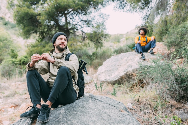 Wanderer sitzen auf einem Felsen