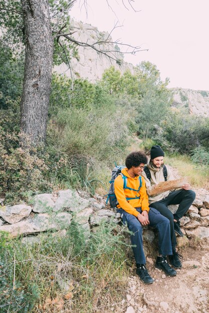Wanderer sitzen auf einem Felsen