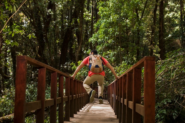 Wanderer springt auf Brücke