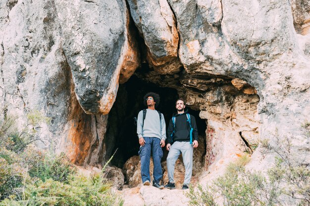 Wanderer vor der Höhle