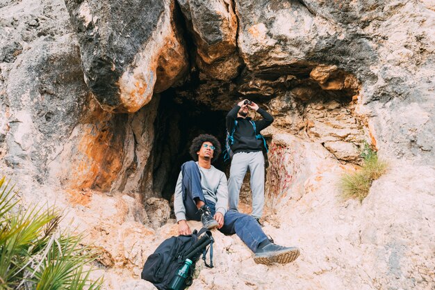 Wanderer vor der Höhle