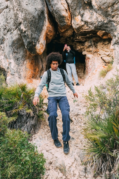 Wanderer vor der Höhle