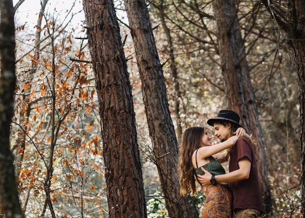 Wandererpaare in der Liebe, die in der Natur küsst