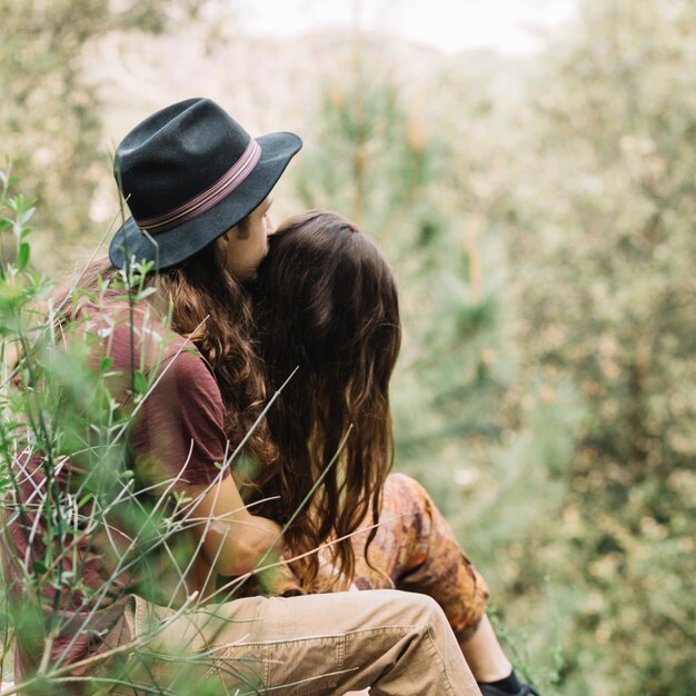 Wandererpaare in der Liebe, die in der Natur sitzt