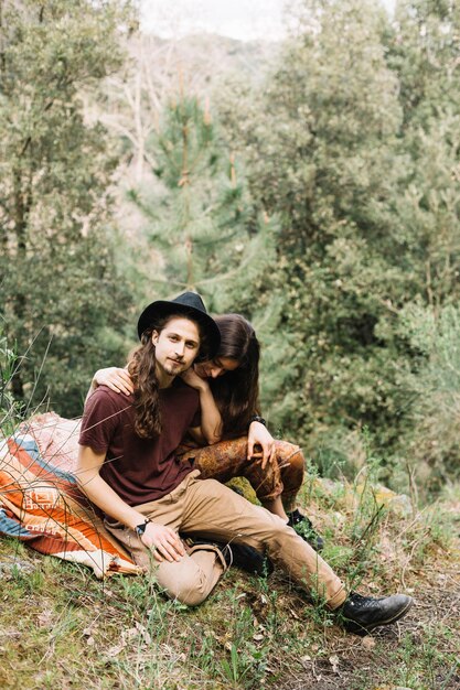 Wandererpaare in der Liebe, die in der Natur sitzt