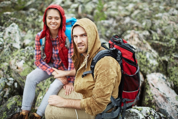 Kostenloses Foto wandern am regnerischen tag