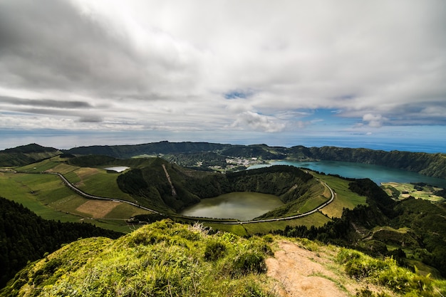 Kostenloses Foto wanderweg zu einer ansicht auf den seen von sete cidades, azoren-insel, portugal