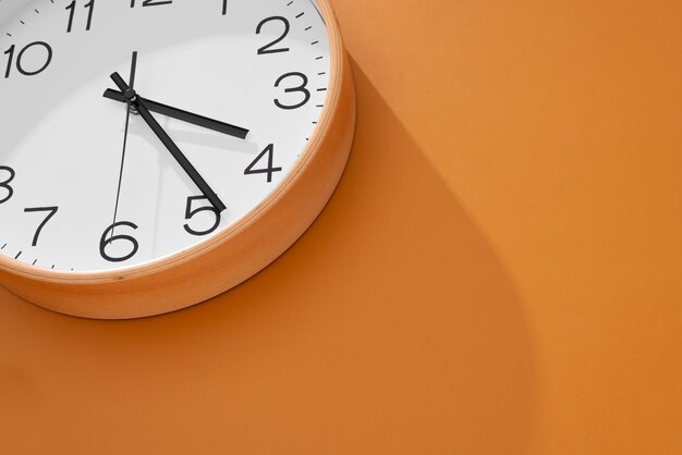 Wanduhr drinnen Stillleben