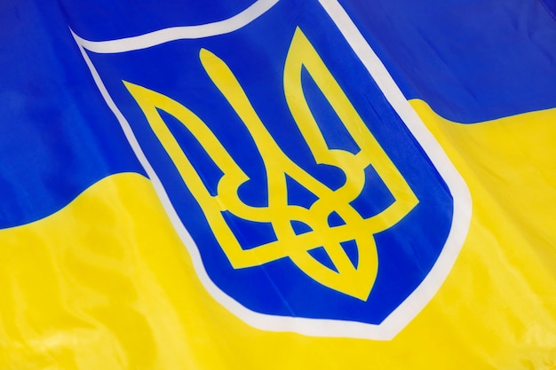 Wappen auf ukrainischer Flagge
