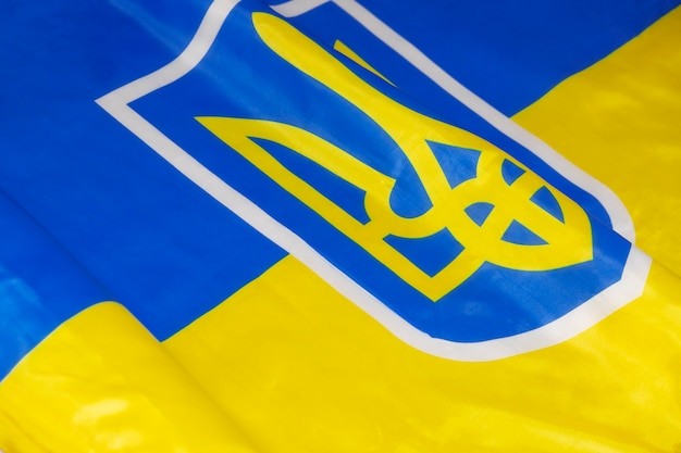 Wappen auf ukrainischer Flagge