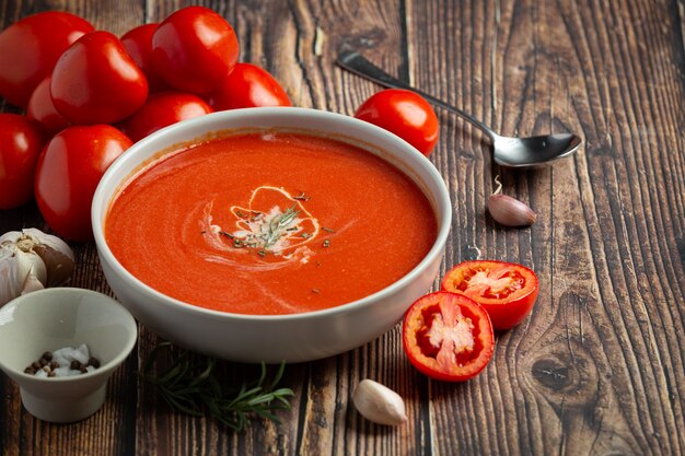 Warme Tomatensuppe in einer Schüssel servieren