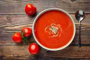 Kostenloses Foto warme tomatensuppe in einer schüssel servieren