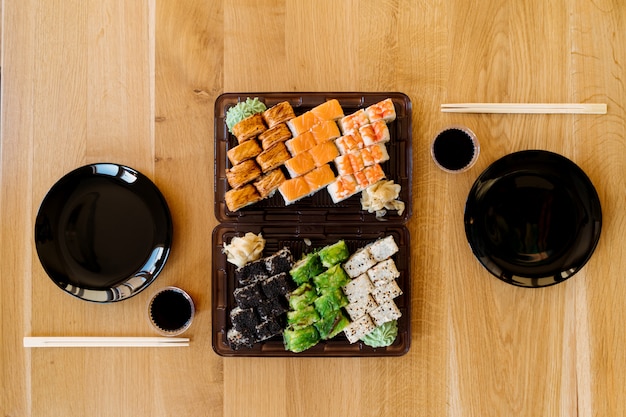 Warten auf freunde mit sushi-rollen