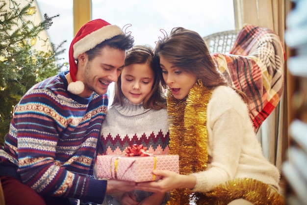 Warten auf große Überraschung verstecken sich im Geschenk