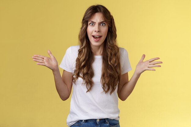 Was ist dein Deal. Wütend verärgerte ausgeflippte Frau, die sich über unhöfliche unhöfliche Person beschwert, die beleidigt stirnrunzelnd Blick Wut Wut hebt die Hände seitwärts Bestürzung schmollend, ungeschickte Person verschüttet, verschüttet.