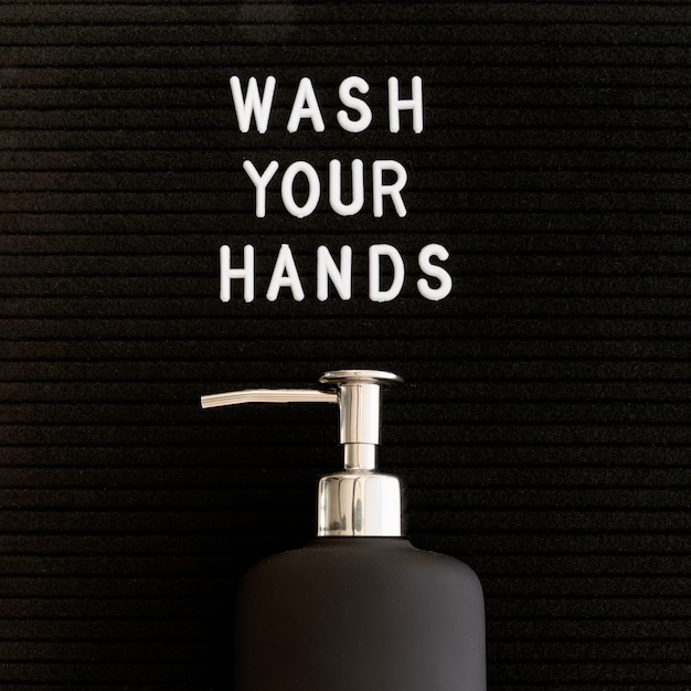 Waschen Sie Ihre Hände mit einem Seifenspender